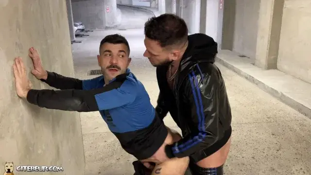 Citebeur: Hairy ass ready to get fucked by big, cricumcized dick